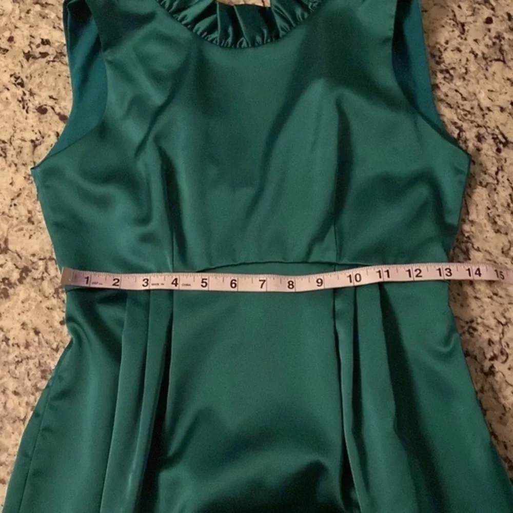 Camilyn Beth The Go Go Green Satin Ruffle Collar Sleeveless Dress 2 GG5